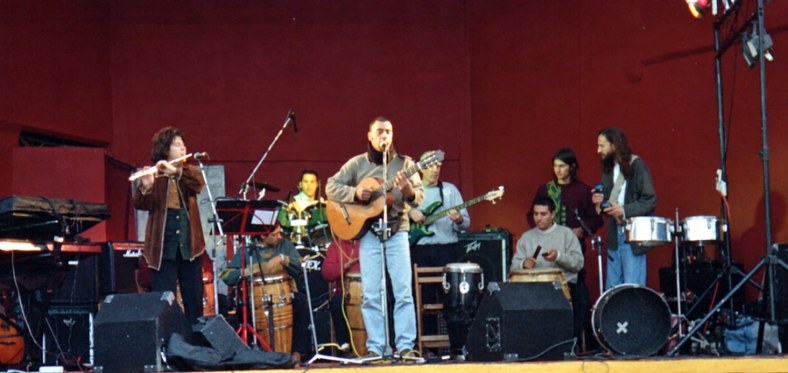 Sobremaderas en vivo, con telón rojo de fondo