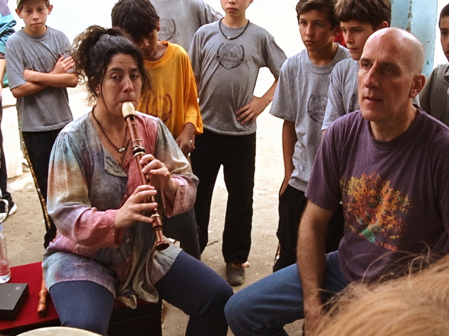 Integrantes de Sobremaderas en una actividad con niños